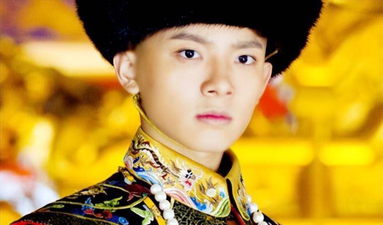 的强压与他母亲的"冷漠无情",小小年纪的福临就明白了帝王之路的艰辛