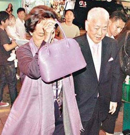 妻子老年痴呆,富豪亲自照顾,97岁去世后,为妻子留400多亿遗产