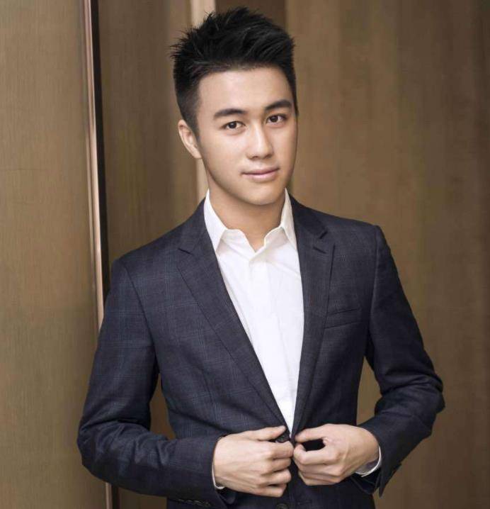 2019年,东北小伙辛奇隆娶赌王爱女何超盈,500万聘礼