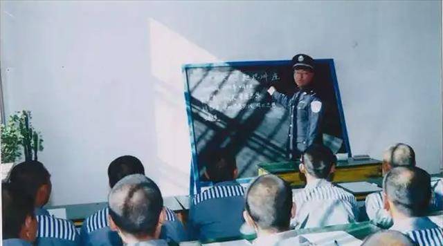 人贩子为躲避抓捕,男扮女装两次嫁人,却因生不出孩子暴露身份