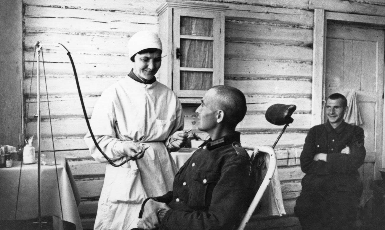 过目难忘的瞬间:苏联女兵给德军拔牙,赫本抽着烟烫头发,穿女装的裕仁