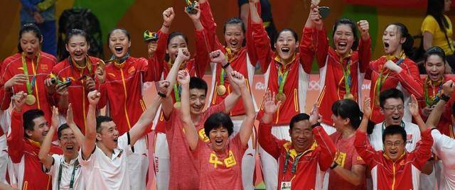 女排天才失信赴美深造,镜头前郎平哽咽发声,宣布她被永久除名