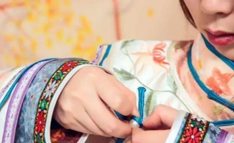 95后"寿衣女模"任赛男,为何在爆红后关闭直播?