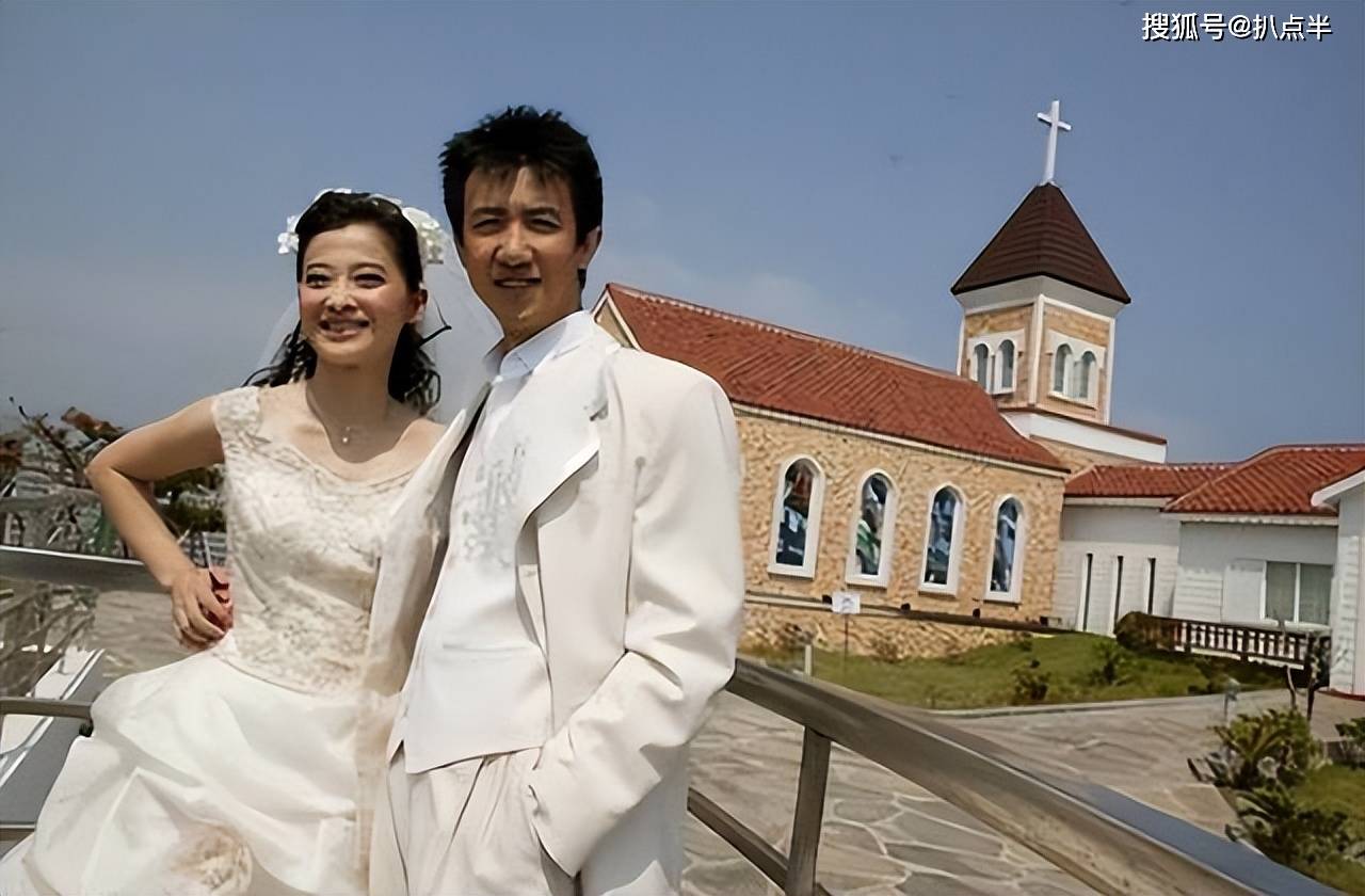 鄢颇和妻子秀恩爱:曾娶梅婷,情断李小冉,他为何总能拿下美女?