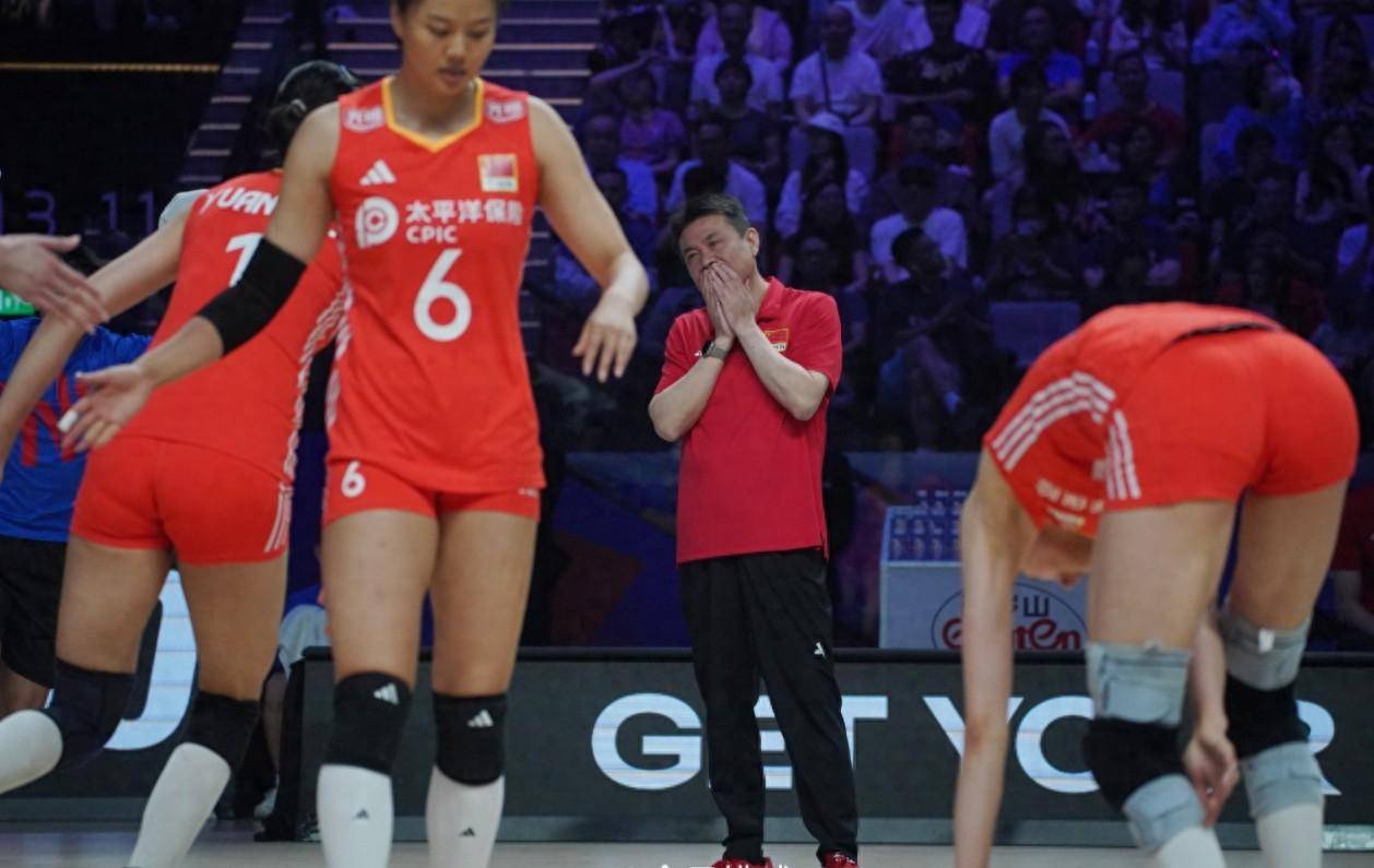 蔡斌操作引众怒!王梦洁飞奔救球,蔡斌却将球踢掉,球迷:活久见