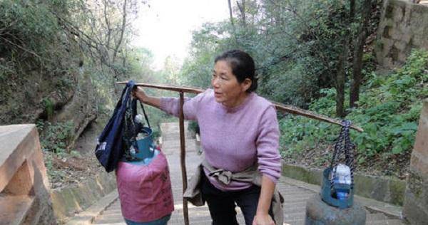 17年走20万条山路,磨破120双鞋子的女挑山工,只为养活三个孩子