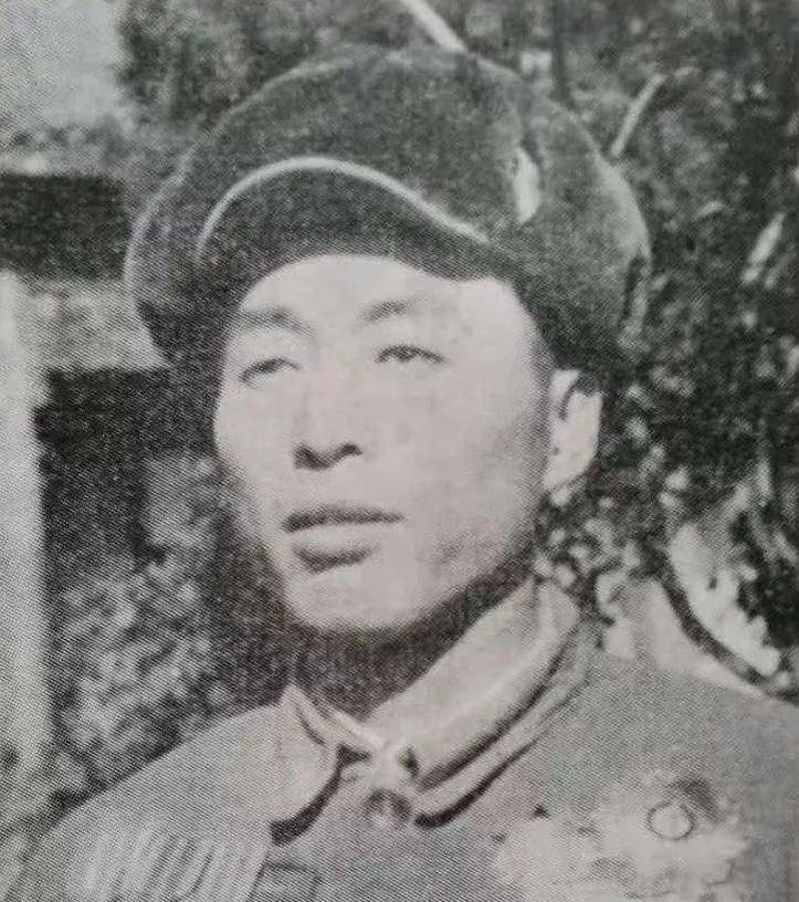 面对蜂拥而来的美军,他单人独炮,用1.6吨炮弹炸得敌人尸横满山