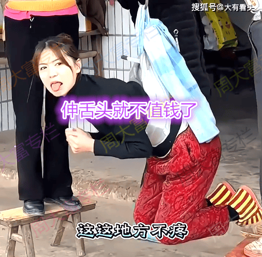 父母在家给她称重,网友:是按重量要彩礼吗_女儿_时候_吐舌头