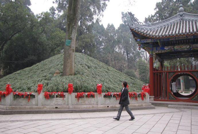实拍陕西诸葛亮墓:历经1700年无人敢盗,坟冢出现一奇特现象_墓地_汉中