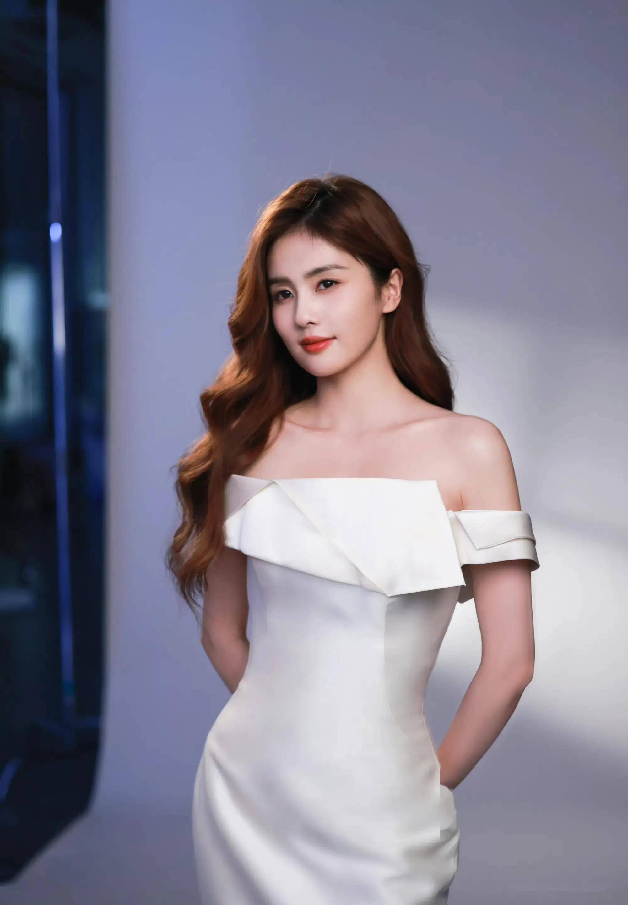 美得惊人白鹿,写真中的内娱尤物,性感魅力,无可救药的吸引力!