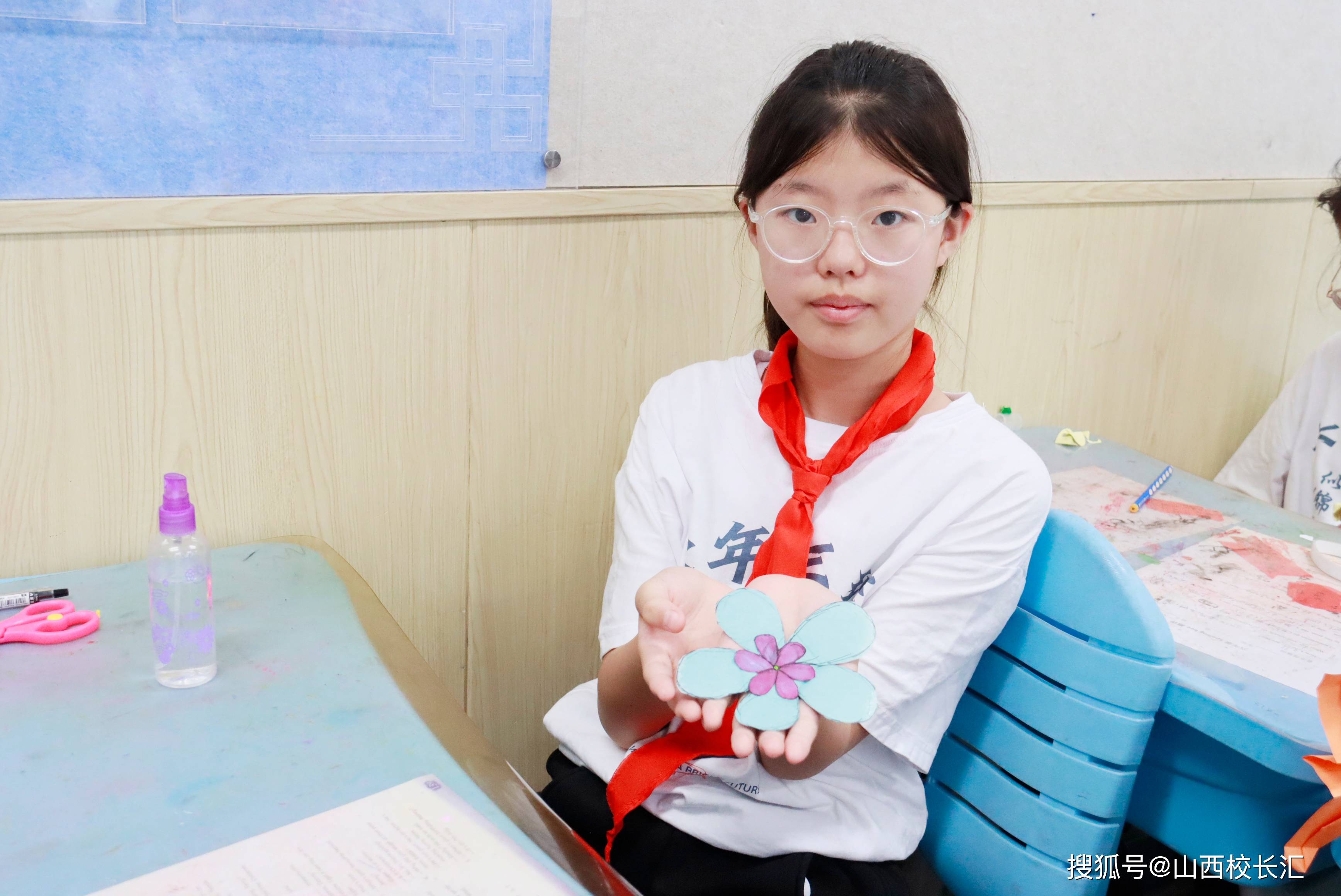 画出几朵自己喜欢的花,用剪刀将小花剪下来,将花朵中央用胶水粘到铅笔
