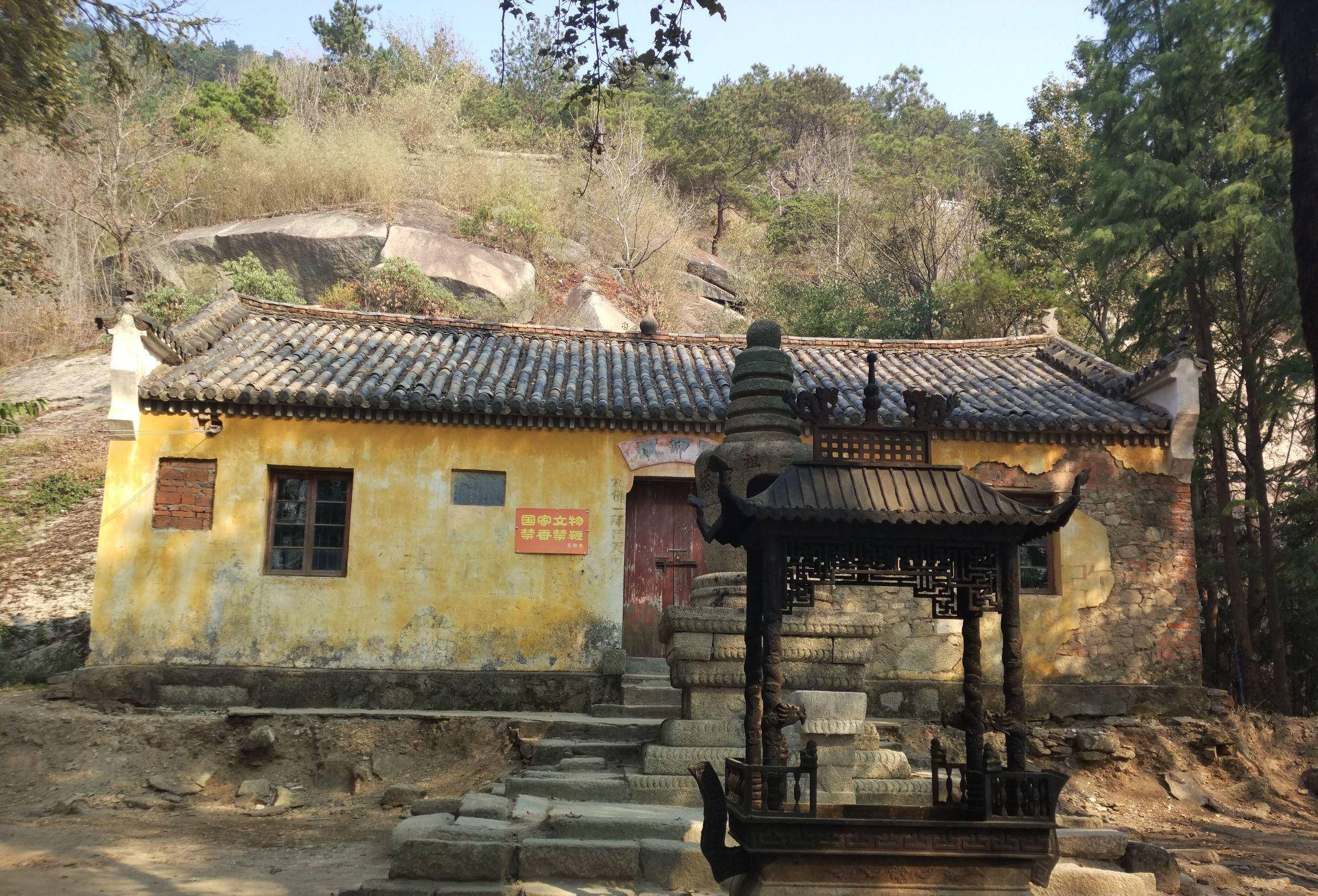 真身殿,又名祖师殿,为供奉五祖弘忍真身的殿堂,是全寺的主体建筑,也是