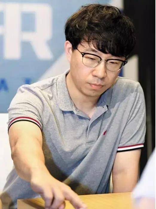 许多柯洁的棋迷给他找理由,说柯洁是97年的老将,相比较于申真谞,年龄