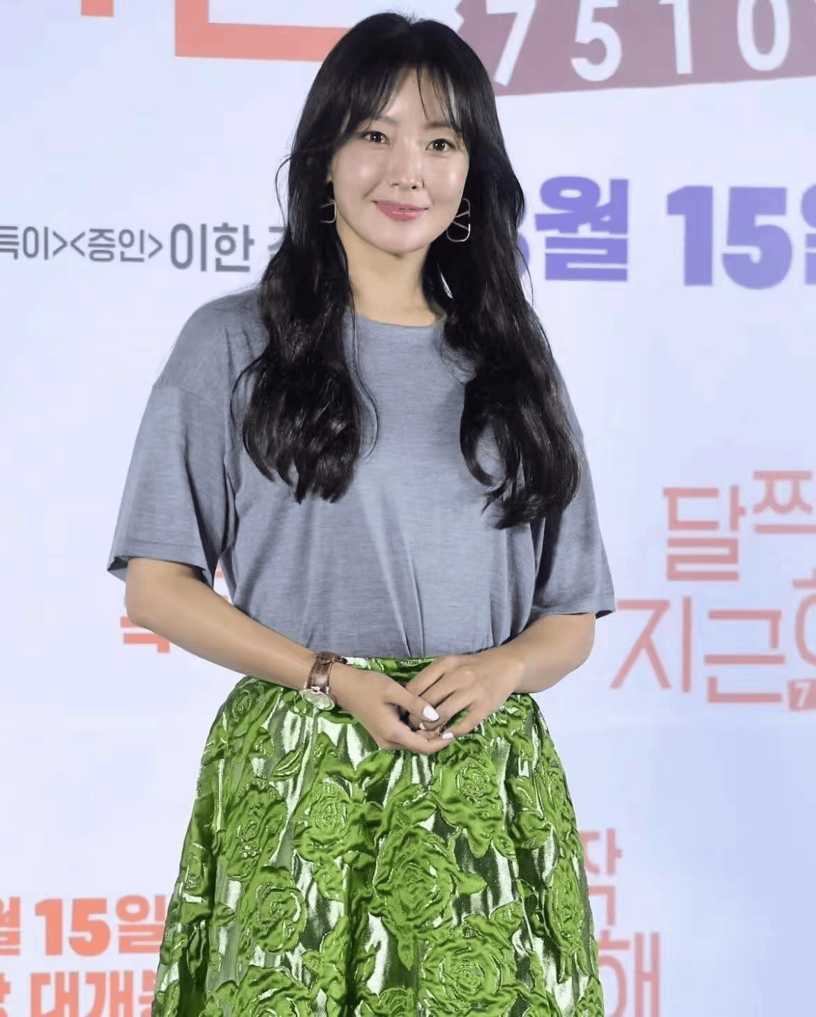 46岁金喜善驻颜有术,穿宽松t恤配花裙子,低调中透着"少女范"