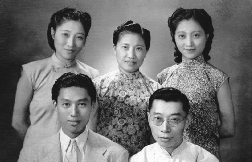 54年前,翻译家傅雷自杀,妻子因爱追随,墓碑上12字总结了他一生