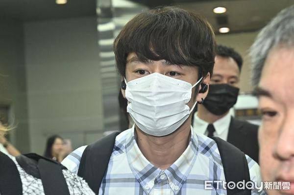 中丸雄一期间还拿手机拍照.