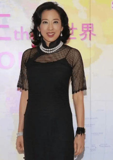 郭晶晶婆婆气质太好,和儿媳同穿一件旗袍,差23岁气质更胜一筹