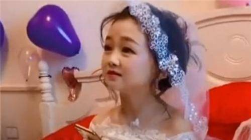 世界上最矮的女人是约提·阿姆格尔,她只有0.