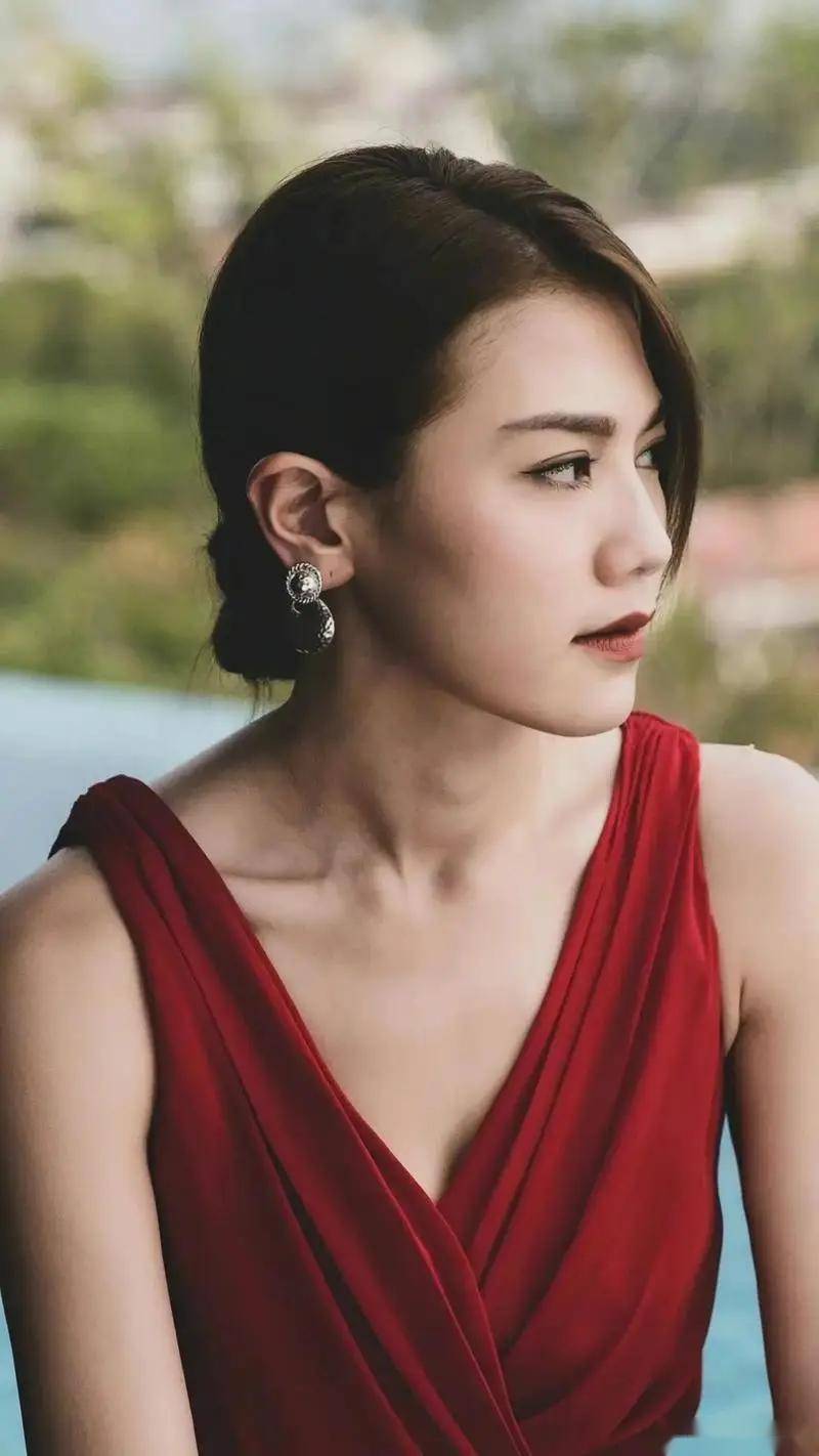 周秀娜的魅力写真来袭,丰满与魅力交织,看一眼就让人感叹:这谁还能