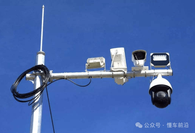 ">在我们日常行驶中,经常会遇到路口或者高速公路上安装的交通摄像头