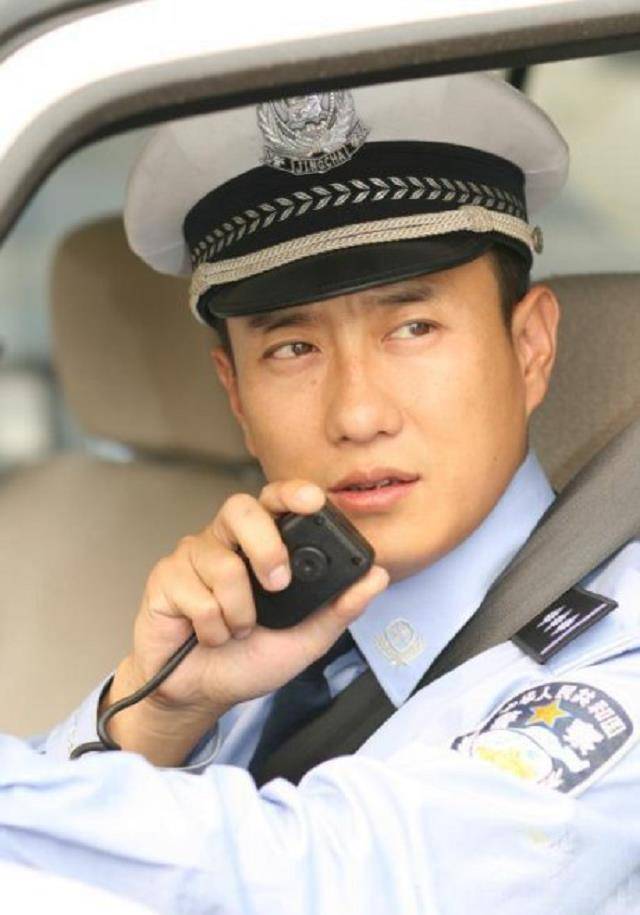 被称唯一开不出罚单的交警,因爆粗遭骂,抑郁三年,被判罚者治愈_谭乔