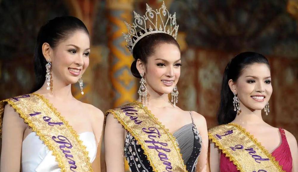 每年泰国都会举行一场人妖皇后选美比赛,他们会在所有人妖当中选出