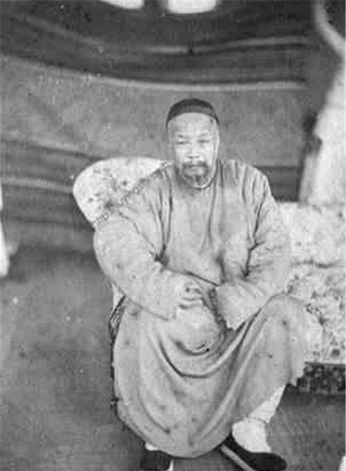 他是清朝两广总督,却被英国人送到印度,还关在玻璃笼中供人参观