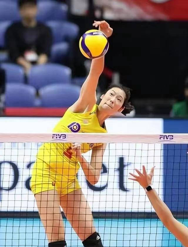 朱婷领衔中国女排完胜泰国，展现神级领导与战术眼光-朱婷接任中国女排