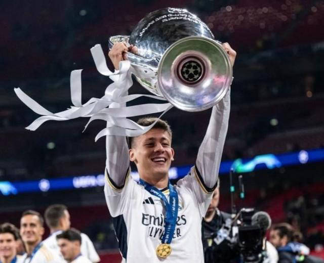 居莱尔创造土耳其足球历史,首位捧起欧冠奖杯的土耳其球员_赛季_皇马