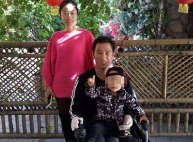 宋学文一家三口合影他也曾顾虑过,这样的自己有权力收获爱情吗?