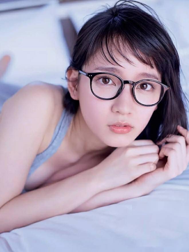 [吉冈里帆写真大公开,32岁女神的凹凸有致身材令人心动!