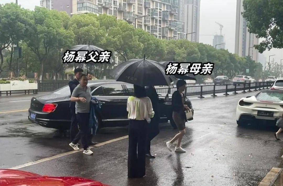 杨幂父母现身苏州看楼盘,杨母穿紧身裙拎爱马仕,身材比女儿还绝_妈妈
