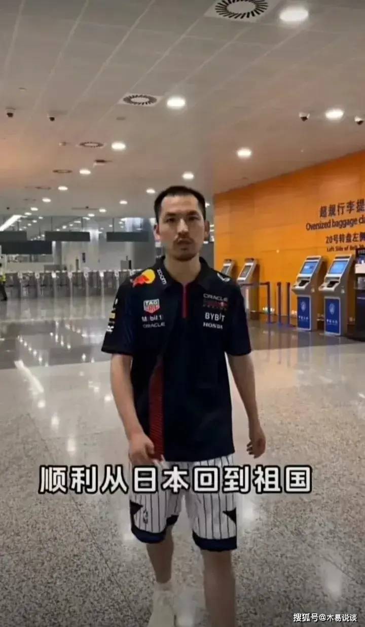 日本记者街头采访铁头,询问他是否反省自己的错误,铁头回应获赞