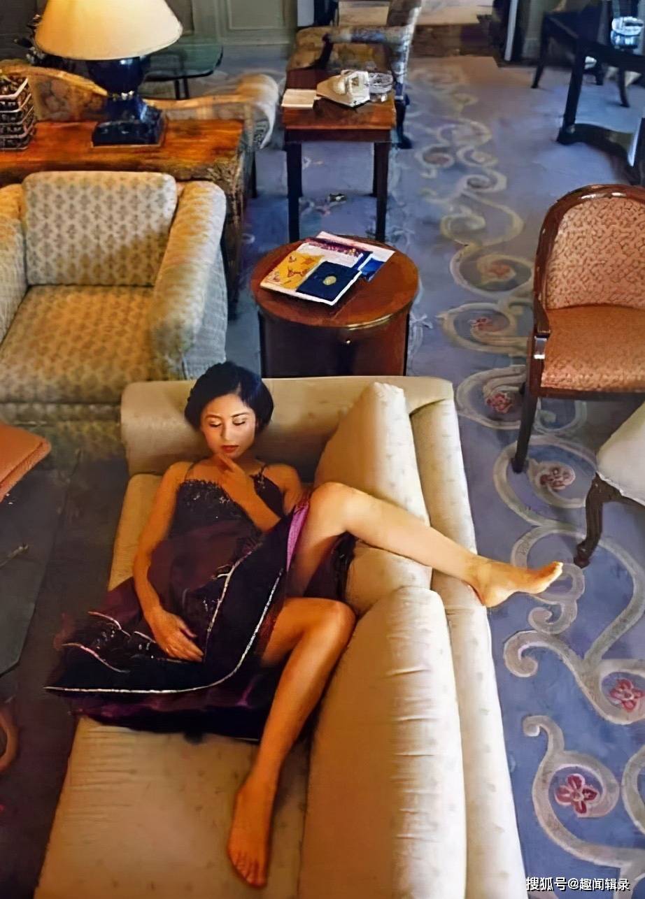 20多年前陈红在陈凯歌家拍照,她躺在沙发上的样子,堪称人间尤物