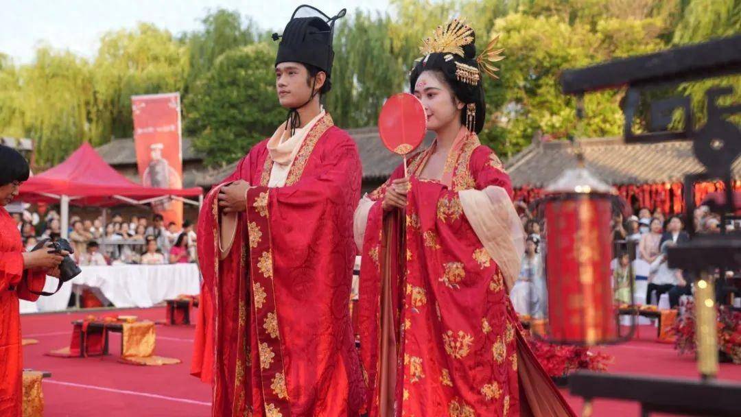 洛阳为30对新人举办大型汉服集体婚礼