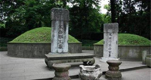 岳飞墓前原本跪着5个人,现在却只剩4个,罗汝楫为何不跪了?
