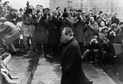 华沙下跪的勃兰特纪尧姆的暴露与他无关,是由于"叛徒"的出卖而暴露的.