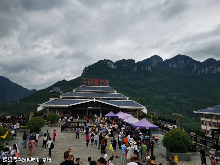 第二天:早餐后乘车前往可与美国科罗拉多大峡谷媲美的"绝世奇观"