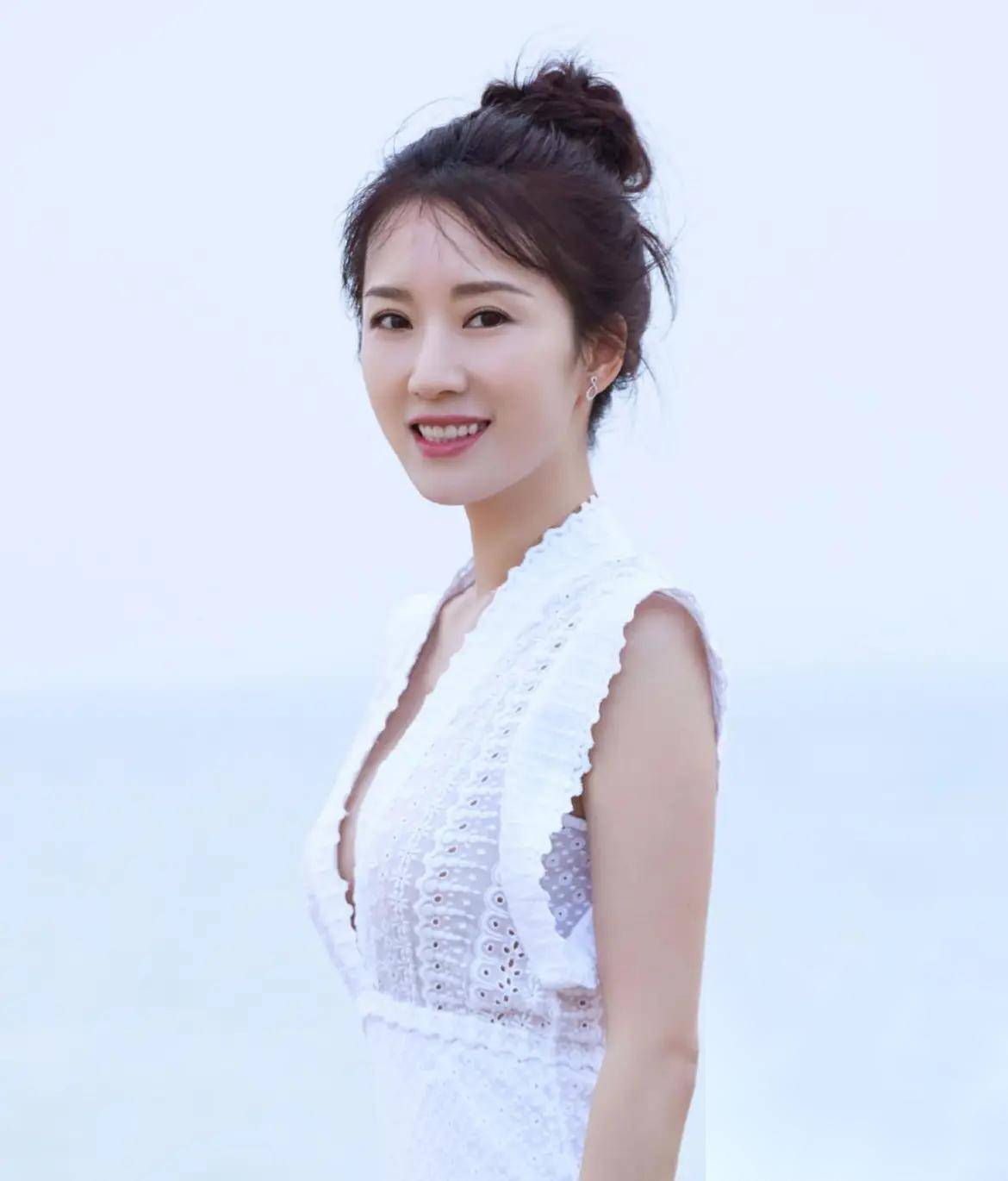 女神李念这性感饱满,李念写真中的迷人魅力,顶不住的诱惑!