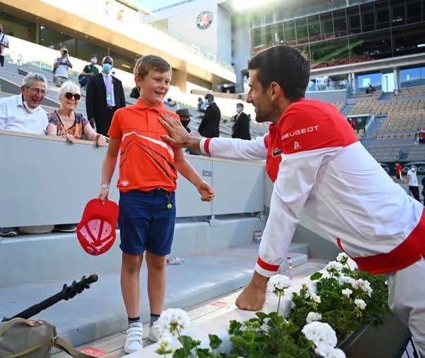 法网上演暖心故事!两位小"德粉"被偶像钦点并获赠全套装备