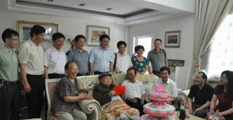 王健林的父亲:军人出身,活了101岁,百岁生日时王健林为他祝寿_王义全