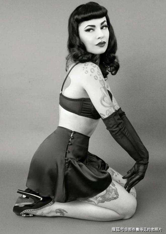 贝蒂·佩奇 (bettie page) 是一位美国时装模特,20世纪50年代后半叶