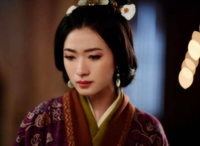 皇帝玩得正兴起,皇后却跑来发牢骚,皇帝一听:立刻将其赐死