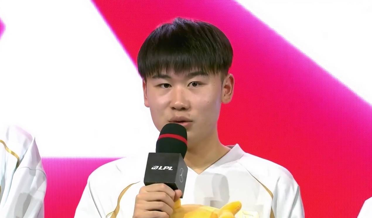 rng队内矛盾爆发,wei现场发火,气到要摔耳机,汤圆操作引发众怒