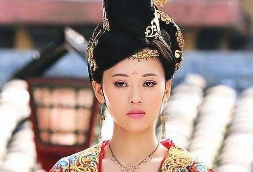 李显二次登基后,裹儿被封安乐公主,武三思成了自己的儿女亲家,这在