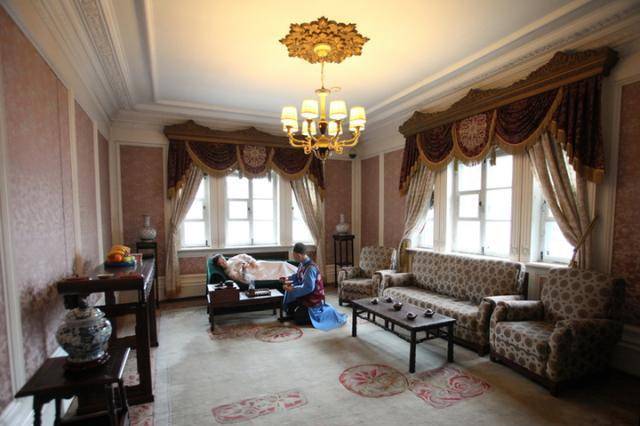 伪满皇宫照:图6婉容抽鸦片时的样子,图9婉容卧室内的双人弹簧床