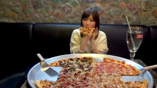 日本大胃王挑战巨型披萨,最后的动作露出马脚,网友:较真就输了