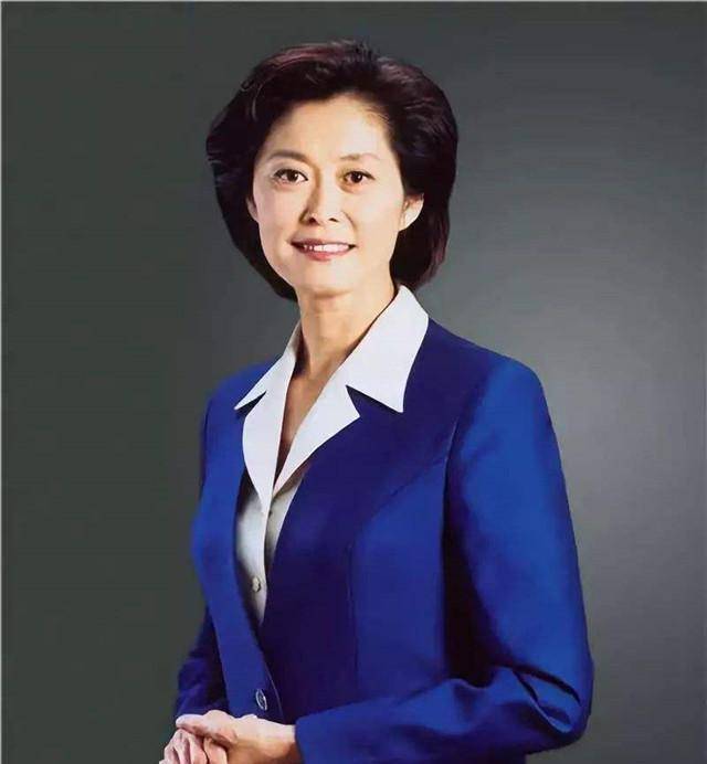 65岁名主持敬一丹,嫁富商老公恩爱多年,34岁学霸女儿找个洋老公