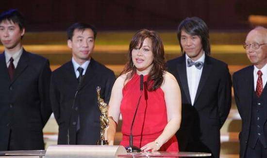 李小龙女儿李香凝:眼神犀利,颇有父亲神韵,图3两人合影太罕见