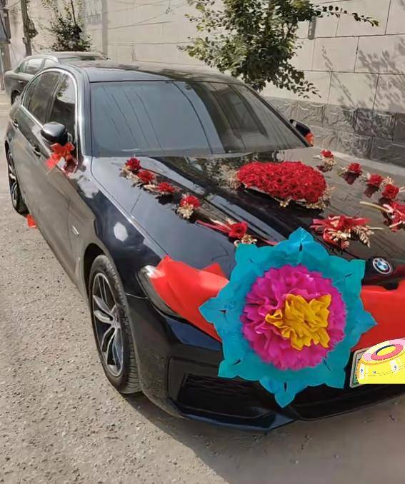 新人结婚,婚车辣眼睛,两朵大花太扎眼,网友:第一眼就想歪了!